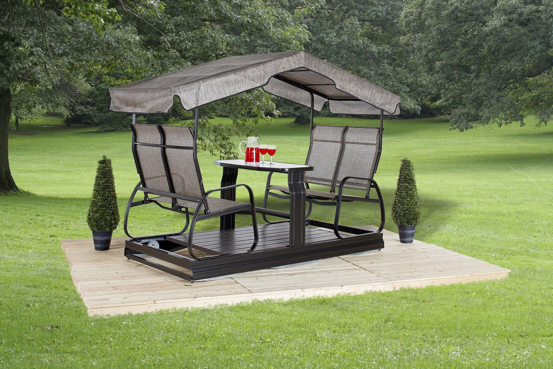 Balançoire de jardin Sojag Eco 4 places : deux bancs coulissants face à face sur une même base, une table entre eux et un auvent