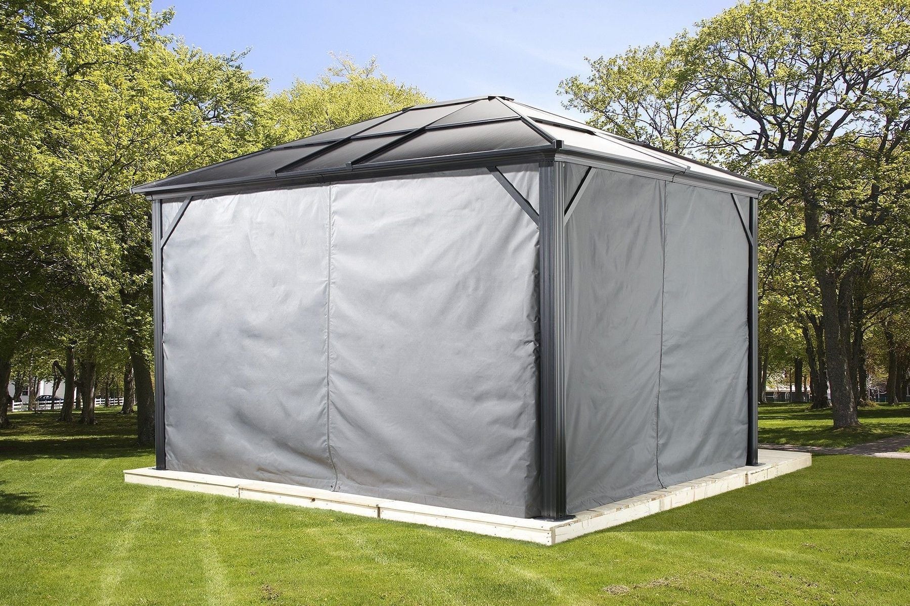 Gazebo à toit rigide fermé avec des rideaux latéraux gris Sojag sur une base de bois